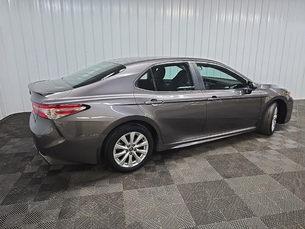 2020 Toyota Camry SE photo 3