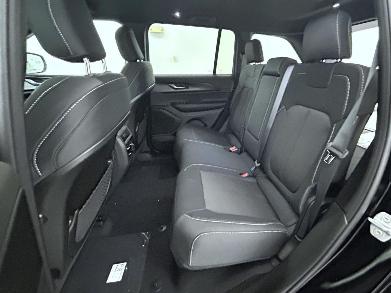 2025 Jeep Grand Cherokee Laredo Altitude photo 18