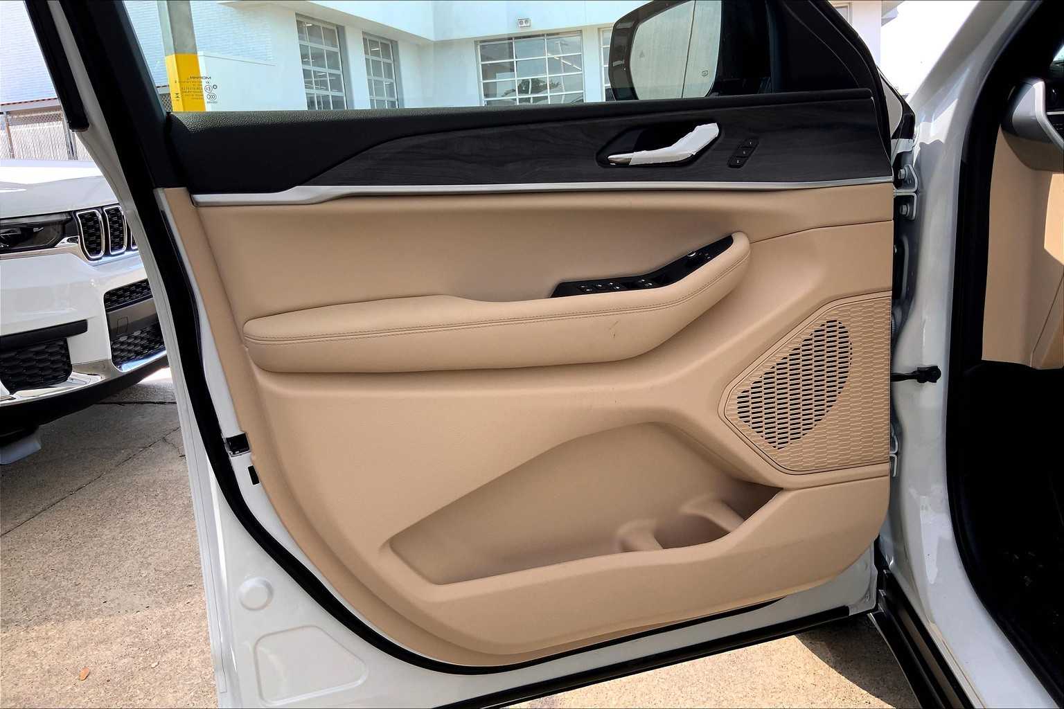 2025 Jeep Grand Cherokee Limited photo 10