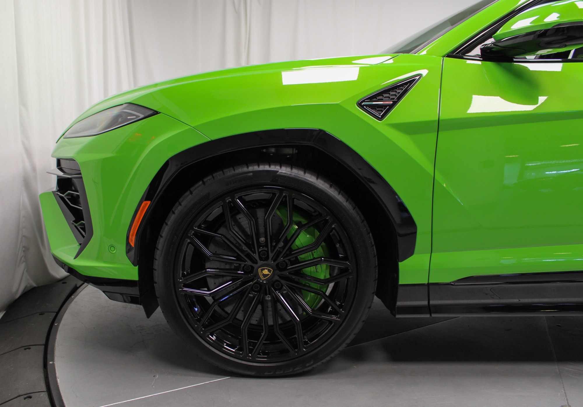 2025 Lamborghini Urus SE photo 9