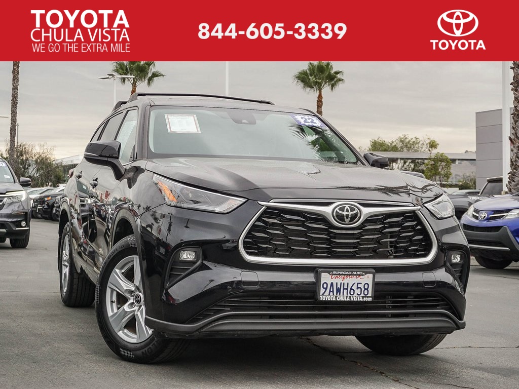 2022 Toyota Highlander LE's photo