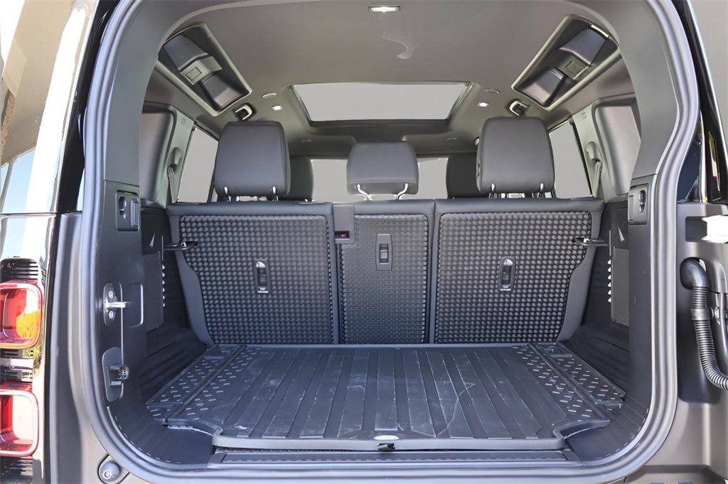 2025 Land Rover Defender 110 S photo 21