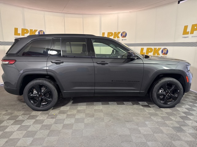 2024 Jeep Grand Cherokee Limited photo 2