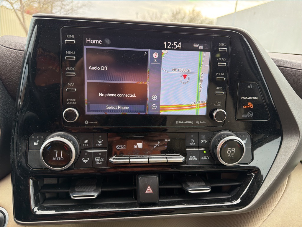 2020 Toyota Highlander XLE photo 2