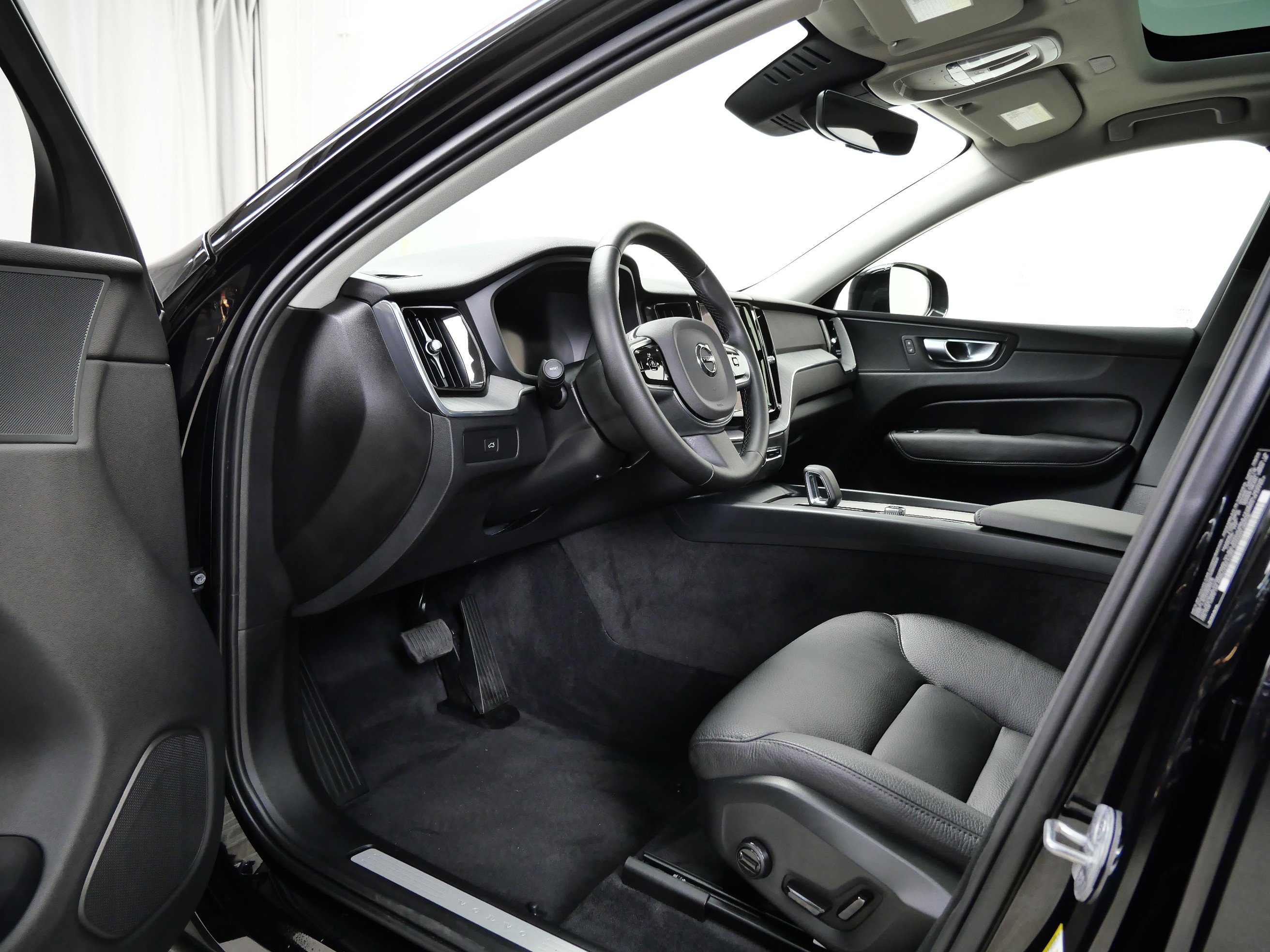 2025 Volvo XC60 Plus photo 13
