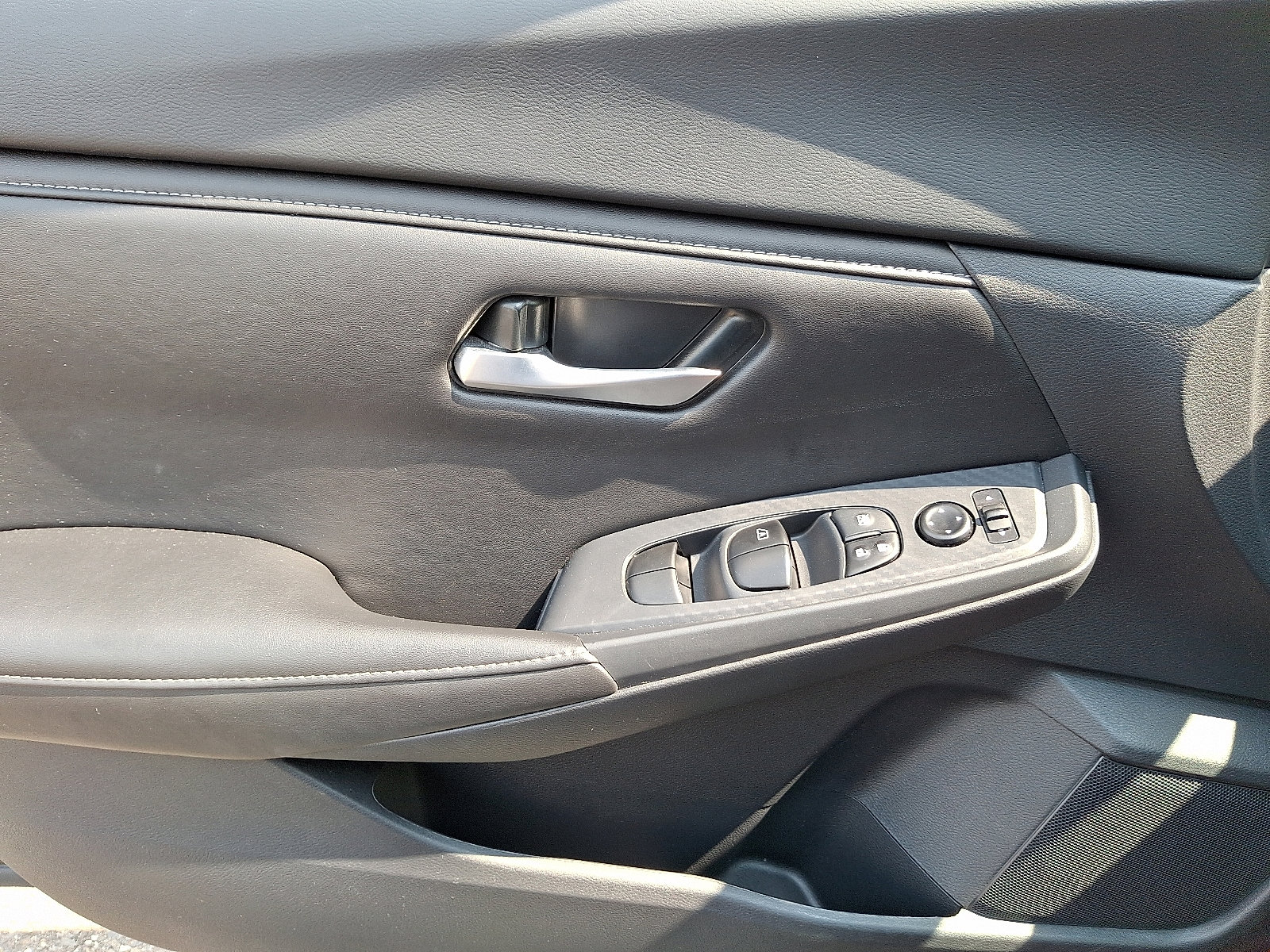 2025 Nissan Sentra SV photo 12