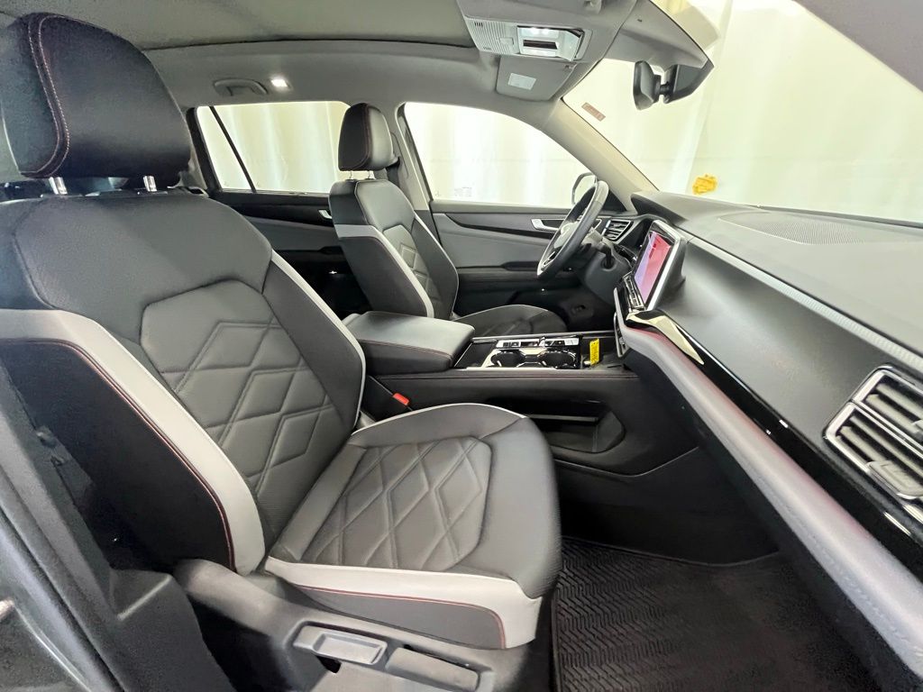 2025 Volkswagen Atlas Peak Edition SE photo 11