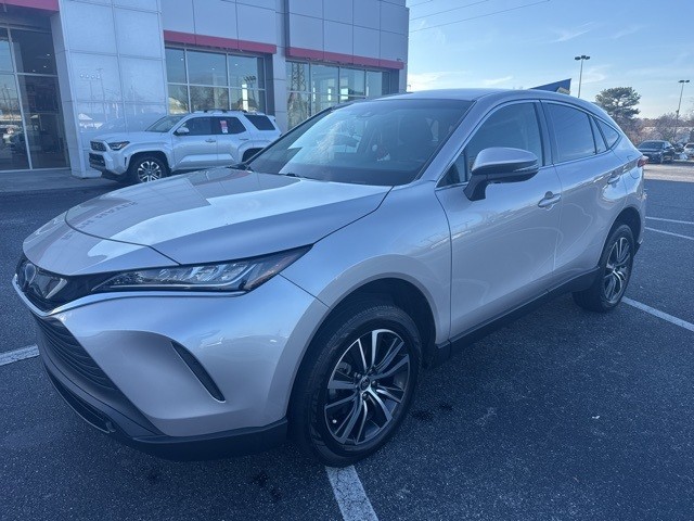 2022 Toyota Venza LE's photo