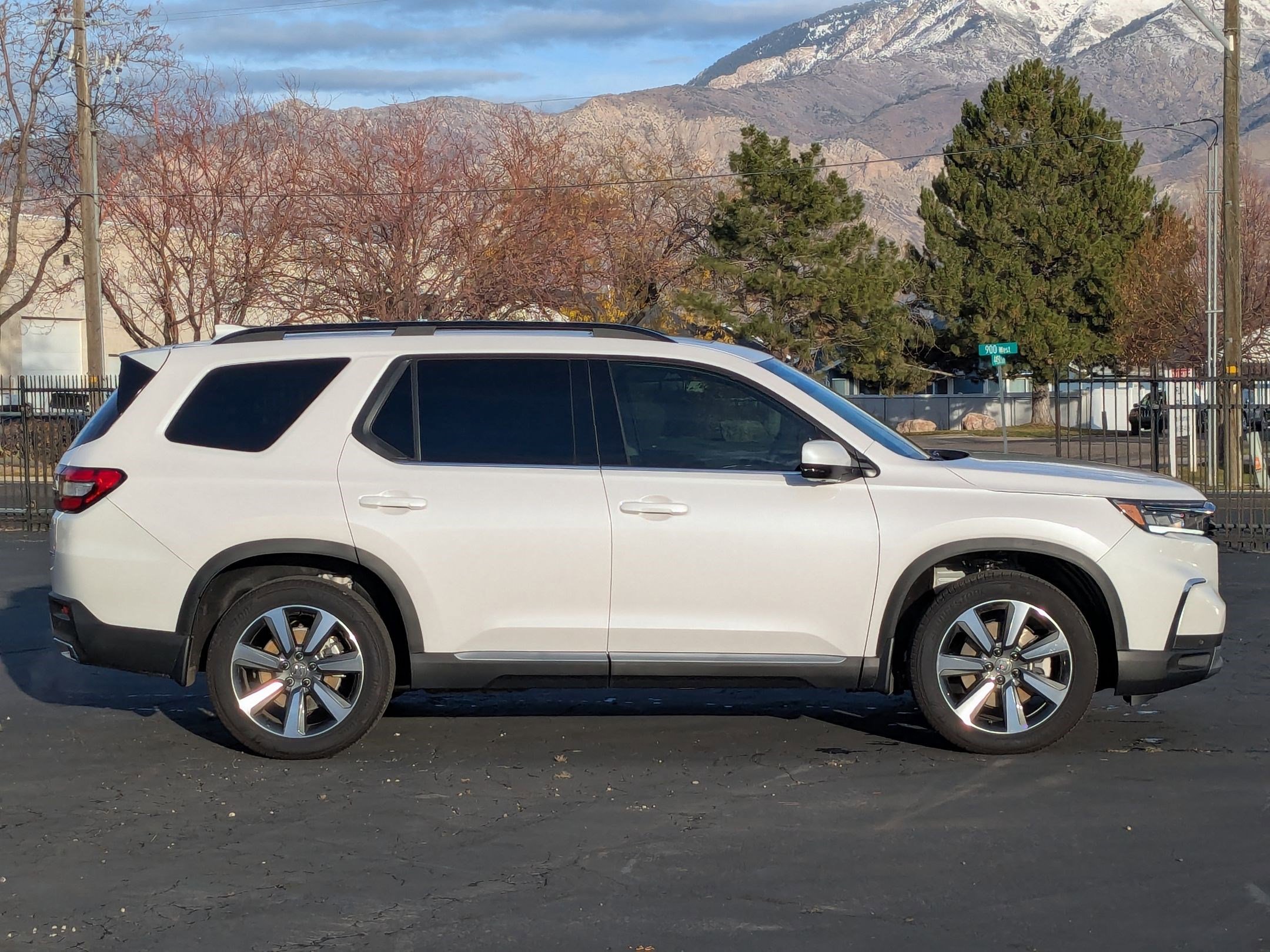 2025 Honda Pilot Elite photo 2