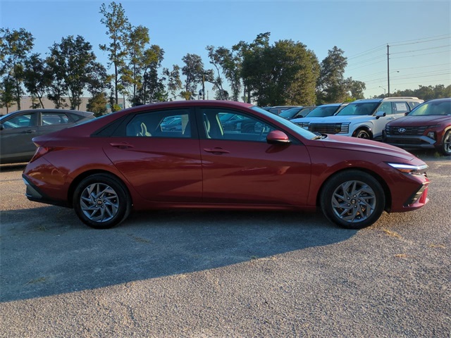 2024 Hyundai Elantra SEL photo 4