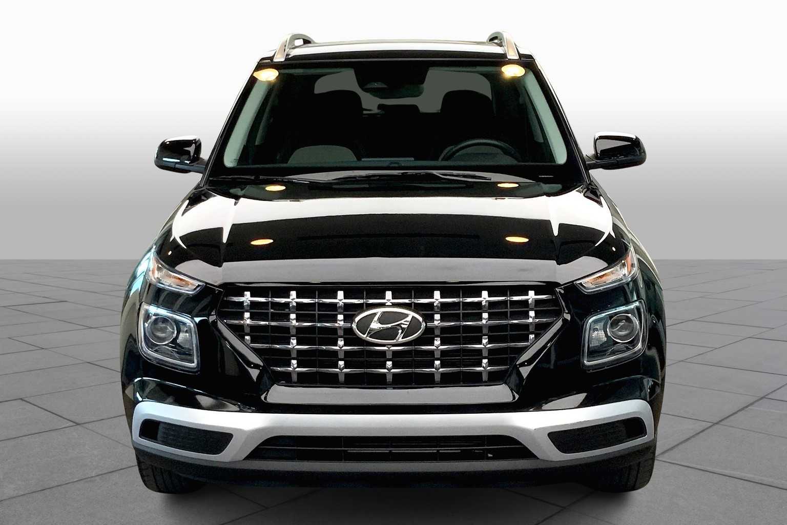 2023 Hyundai Venue SEL photo 3