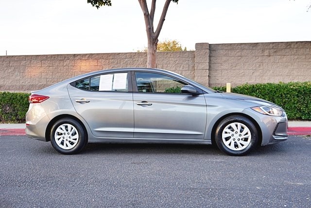 Used 2018 Gray Hyundai SE image 4