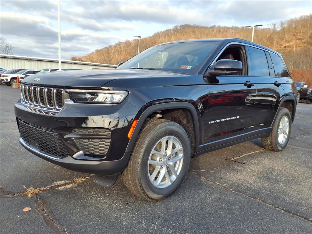 2025 Jeep Grand Cherokee Laredo photo 2