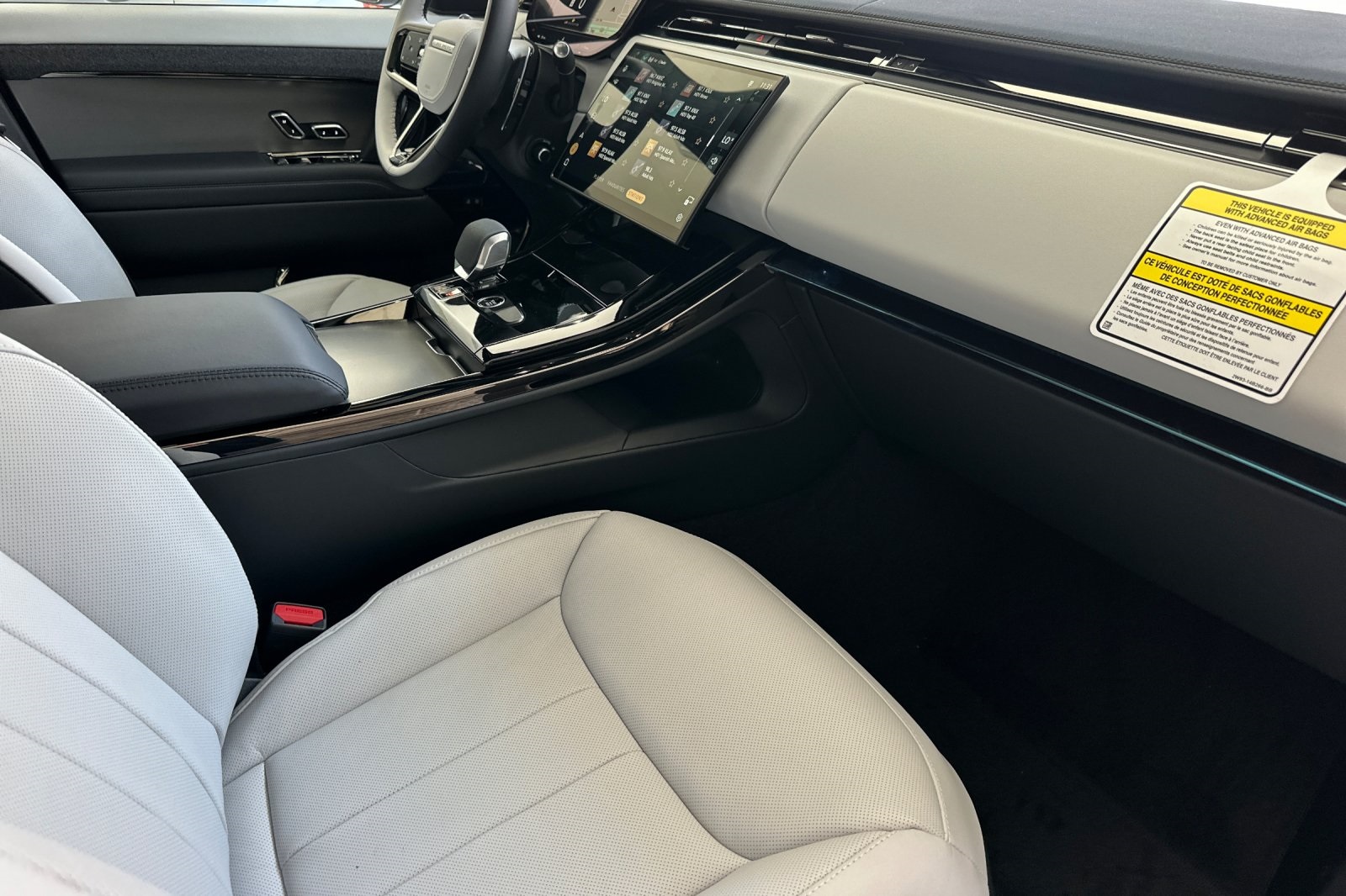 2025 Land Rover Range Rover Sport SE photo 16