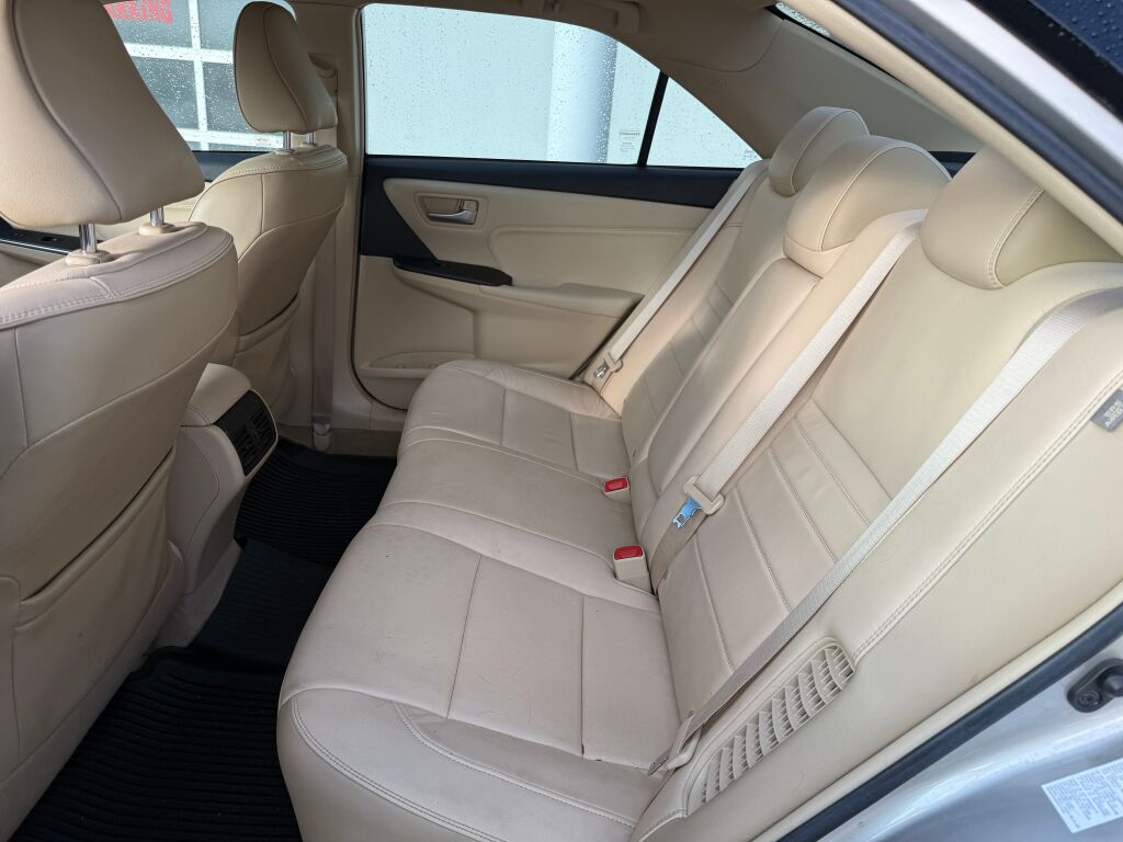 2017 Toyota Camry Hybrid XLE photo 4