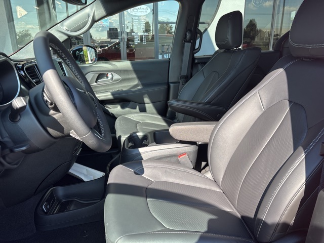 2025 Chrysler Pacifica photo 3