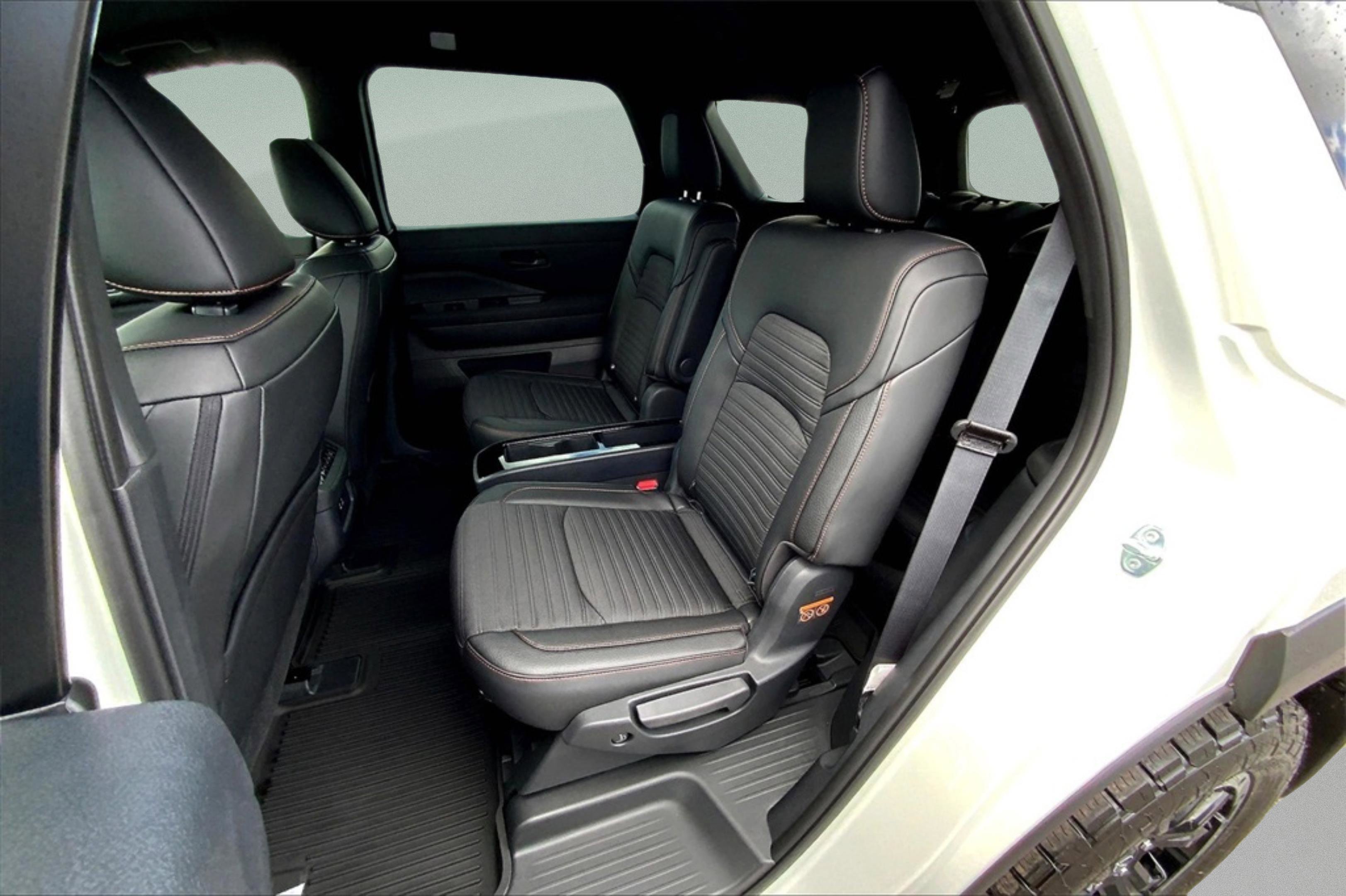 2025 Nissan Pathfinder Rock Creek photo 3