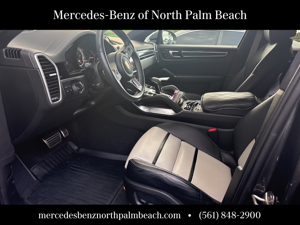 2023 Porsche Cayenne Coupe Turbo photo 3