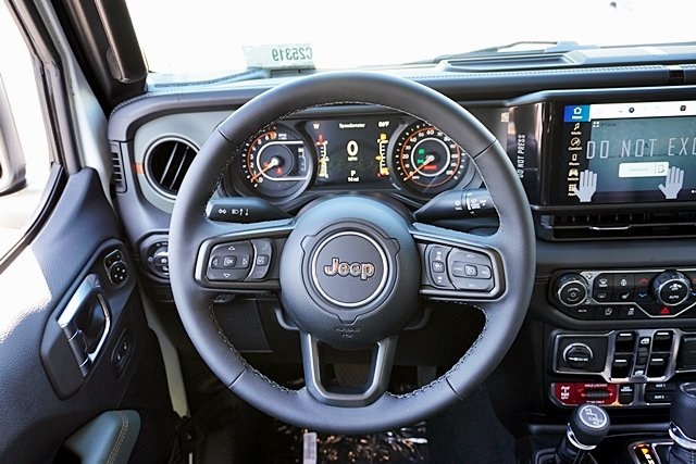 New 2025 Bright White Clear-Coat Exterior Paint Jeep Mojave image 25