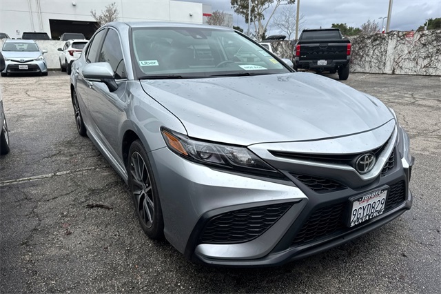 2023 Toyota Camry SE's photo