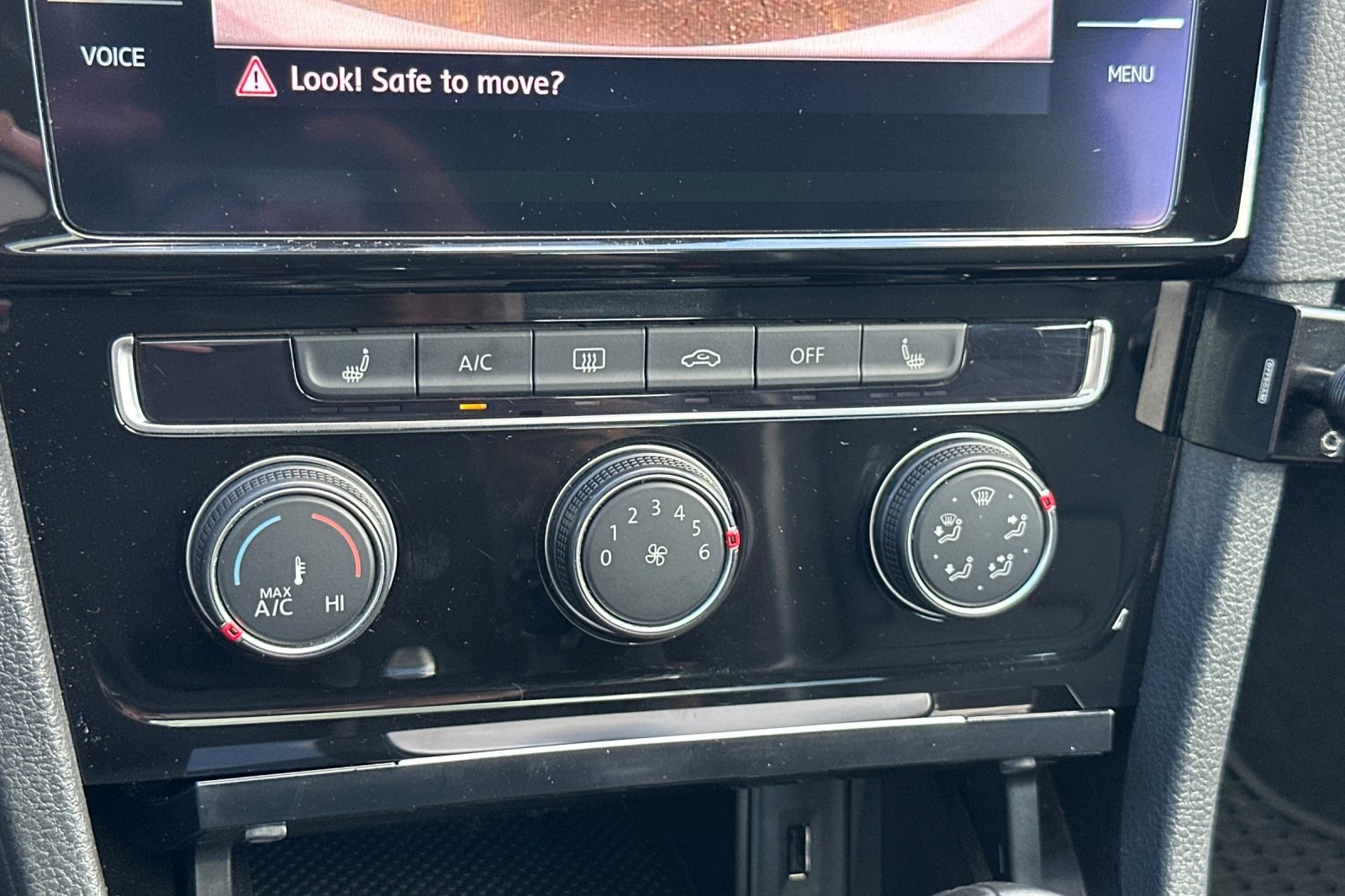 2019 Volkswagen Golf GTI SE photo 19