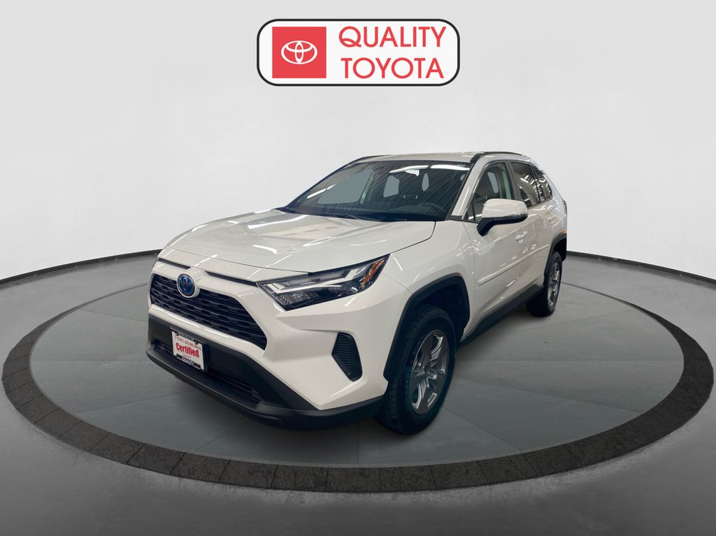 2024 Toyota RAV4 LE's photo