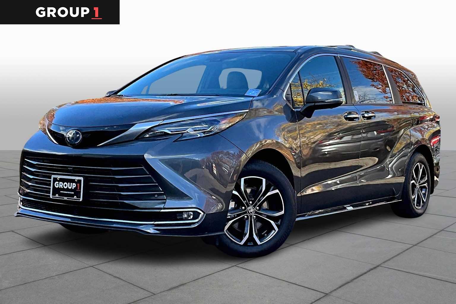 2025 Toyota Sienna Platinum's photo