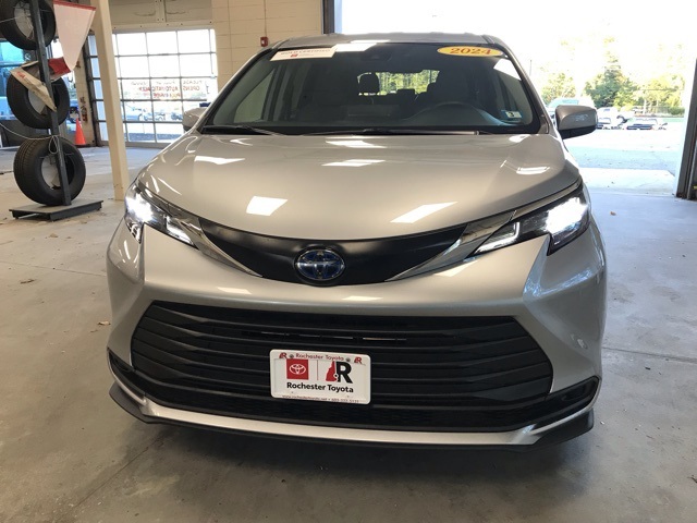 2024 Toyota Sienna LE photo 9