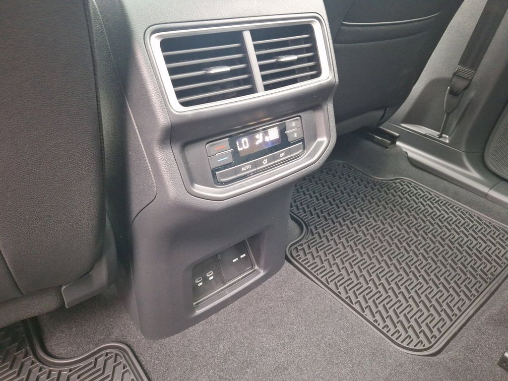 2025 Volkswagen Atlas Peak Edition SE photo 18