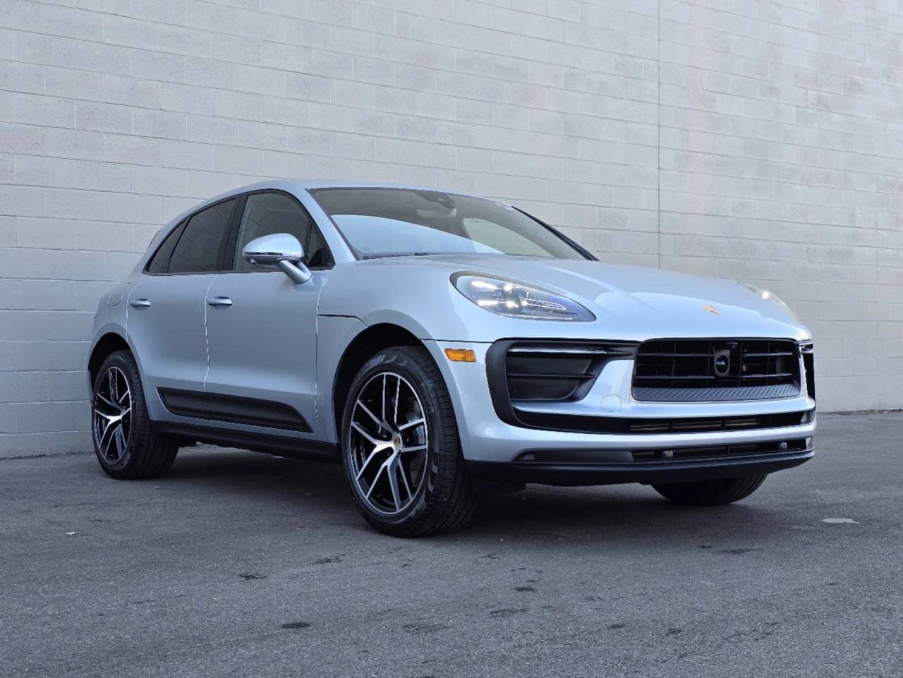 2025 Porsche Macan T photo 3