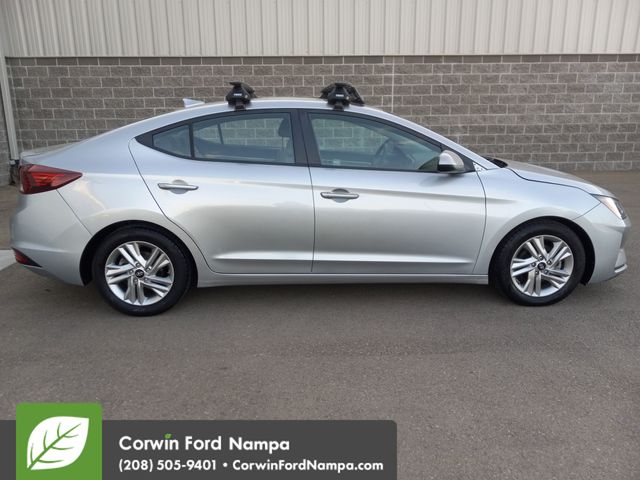 2020 Hyundai Elantra SEL photo 2