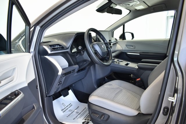 2024 Toyota Sienna LE photo 16