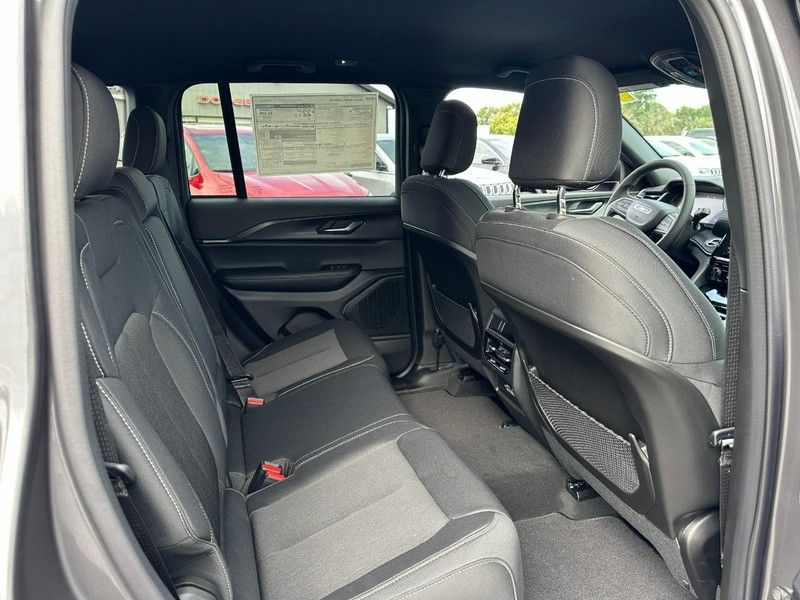 2025 Jeep Grand Cherokee Laredo photo 3