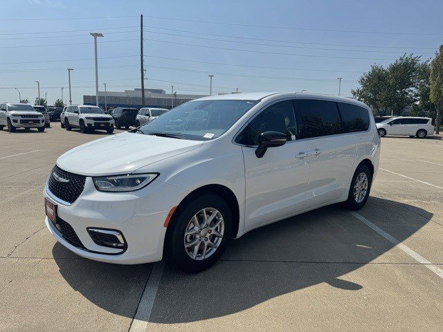 2026 Chrysler Pacifica photo 2