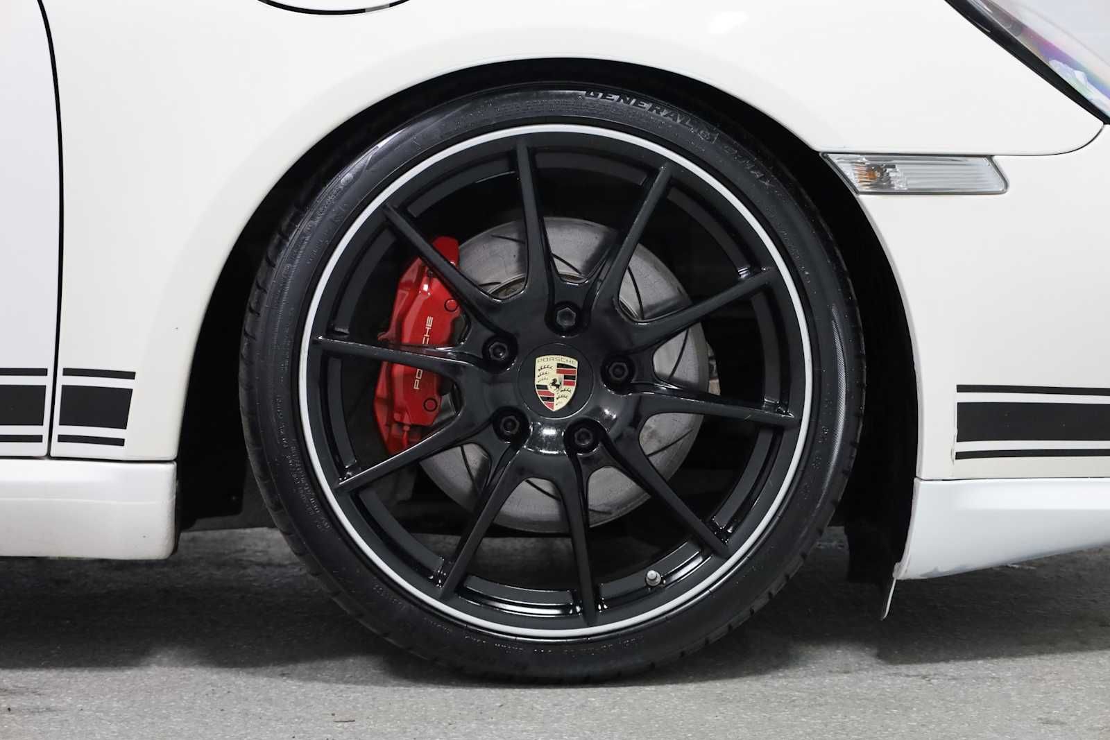 2012 Porsche Cayman R photo 11