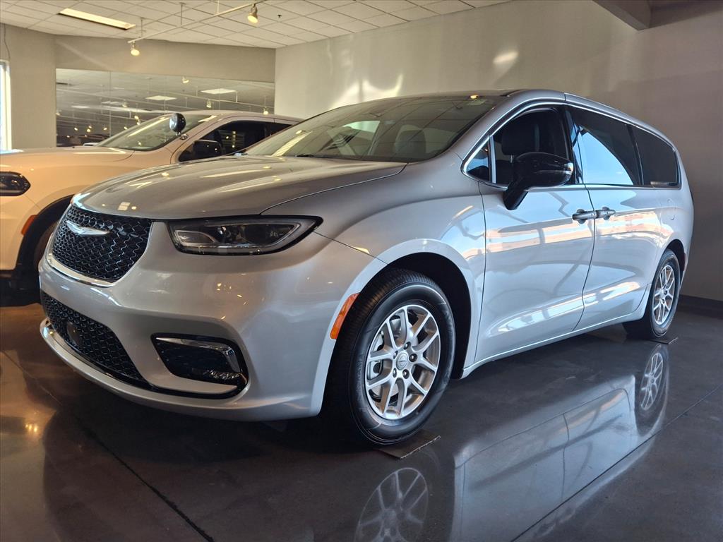 2026 Chrysler Pacifica Select's photo