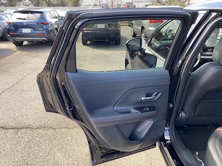 2025 Nissan Kicks SR photo 17