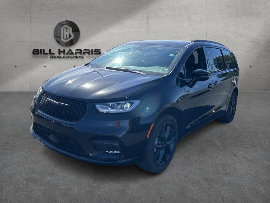 2024 Chrysler Pacifica Limited's photo