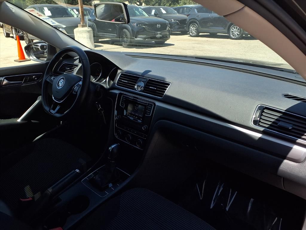 2016 Volkswagen Passat R-Line photo 19