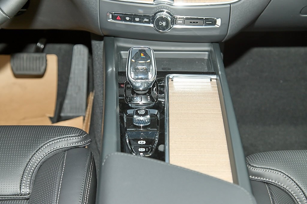2026 VOLVO XC60 - Image 25