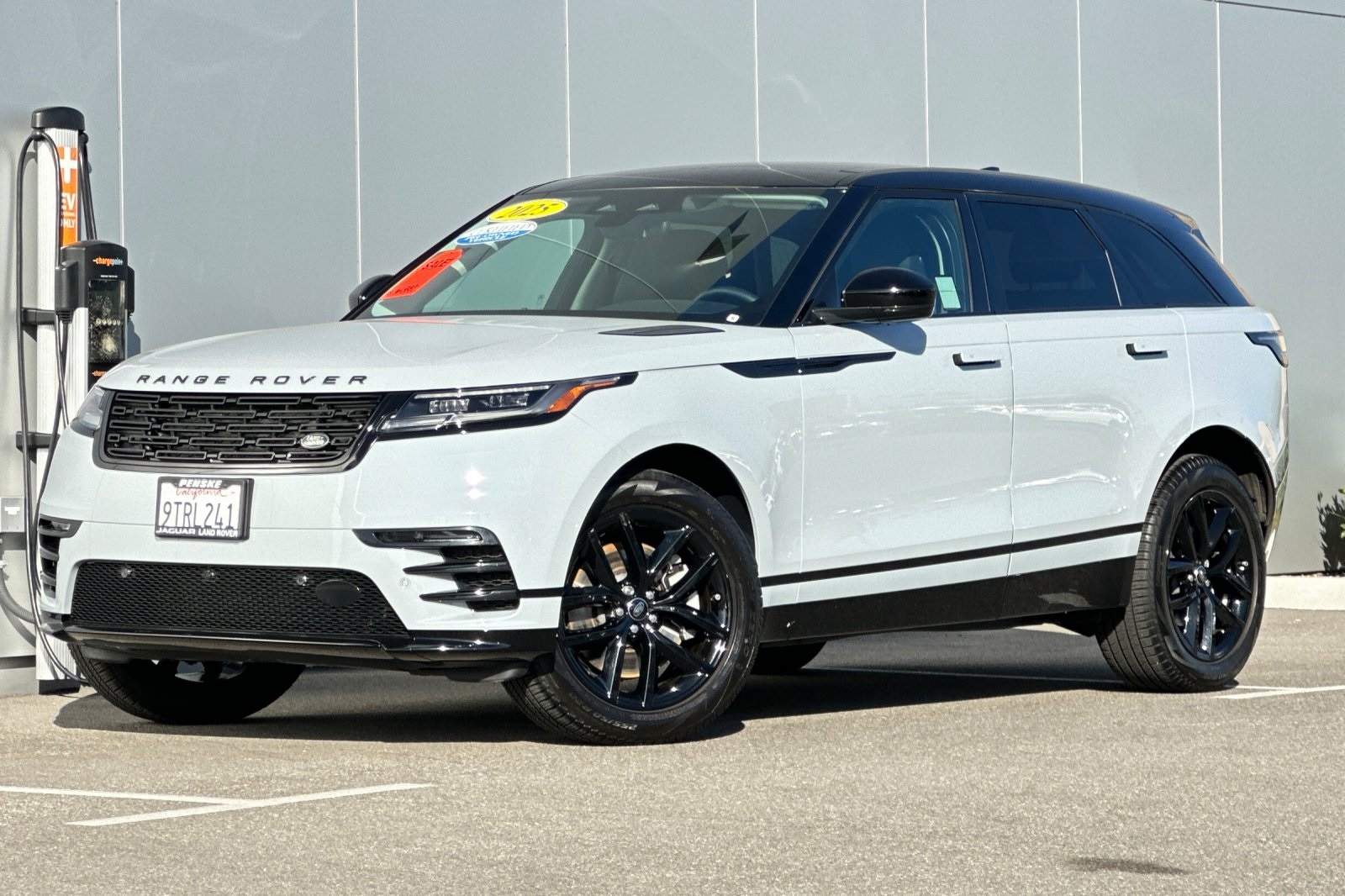 2025 Land Rover Range Rover Velar Dynamic SE's photo