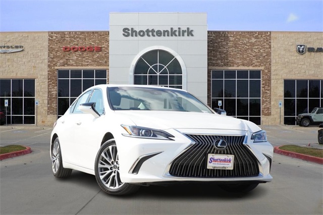 2020 Lexus ES 350's photo