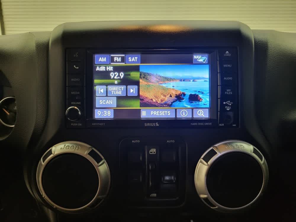 2016 Jeep Wrangler Unlimited Sahara photo 21
