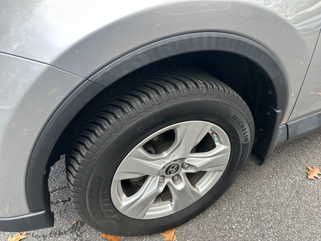 2018 Toyota RAV4 LE photo 2