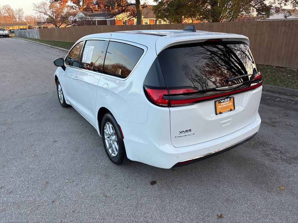 2023 Chrysler Pacifica Touring photo 2