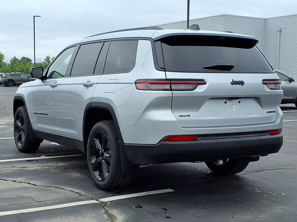 2025 Jeep Grand Cherokee Limited photo 3