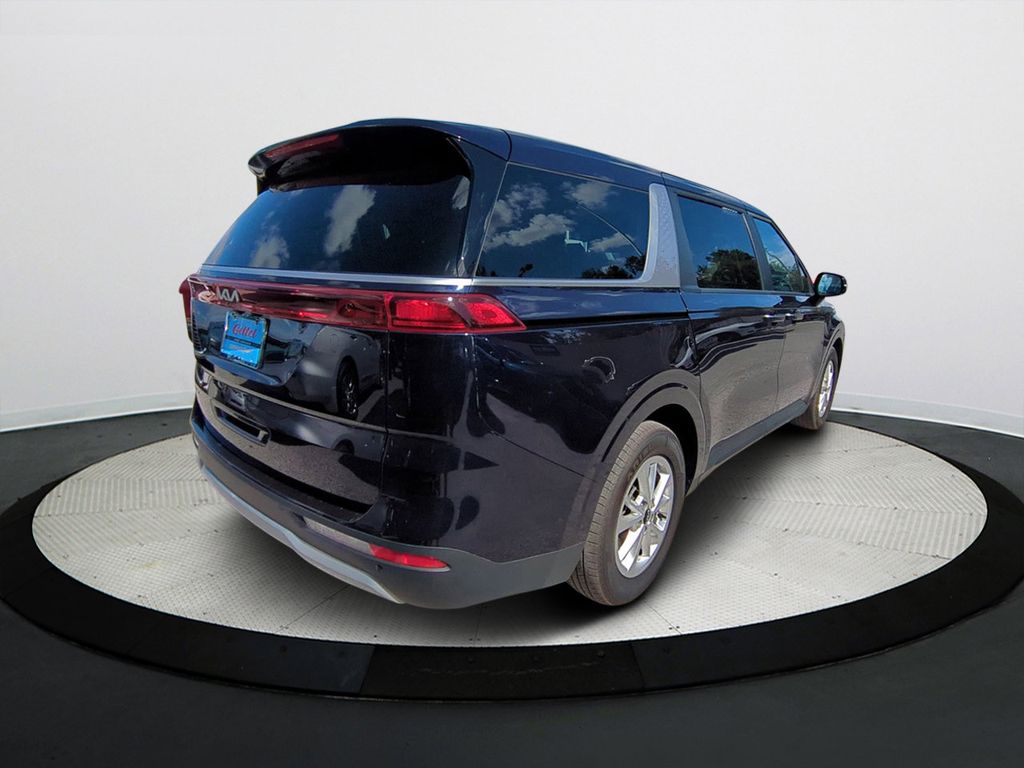 2024 Kia Carnival LX photo 3