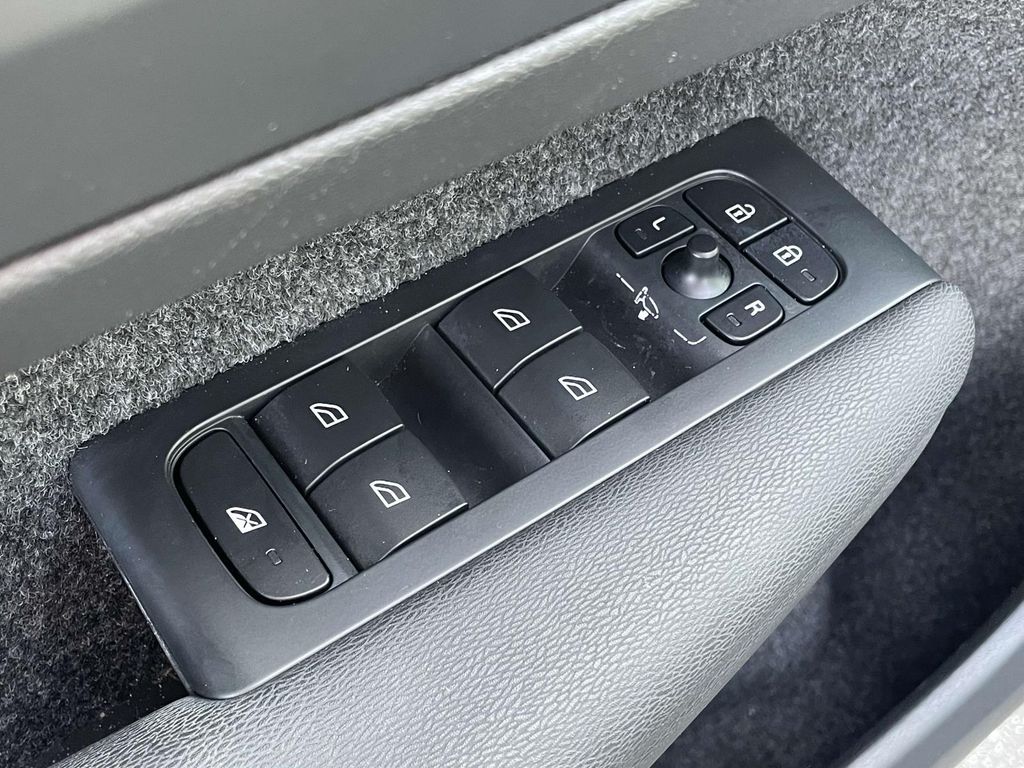 2023 Volvo XC40 Ultimate photo 4