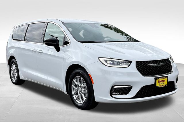 2026 Chrysler Pacifica Select's photo