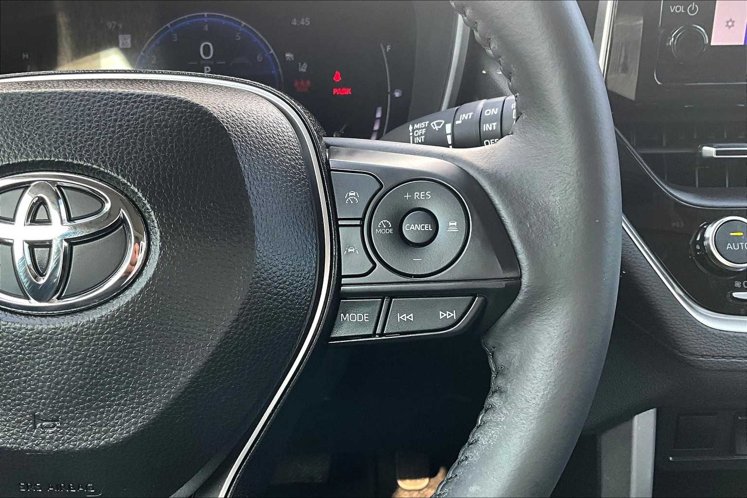 2024 Toyota Corolla Cross XLE photo 24